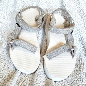 Teva Flatform Sandals Size 8 - White and Light Blue Leopard Print